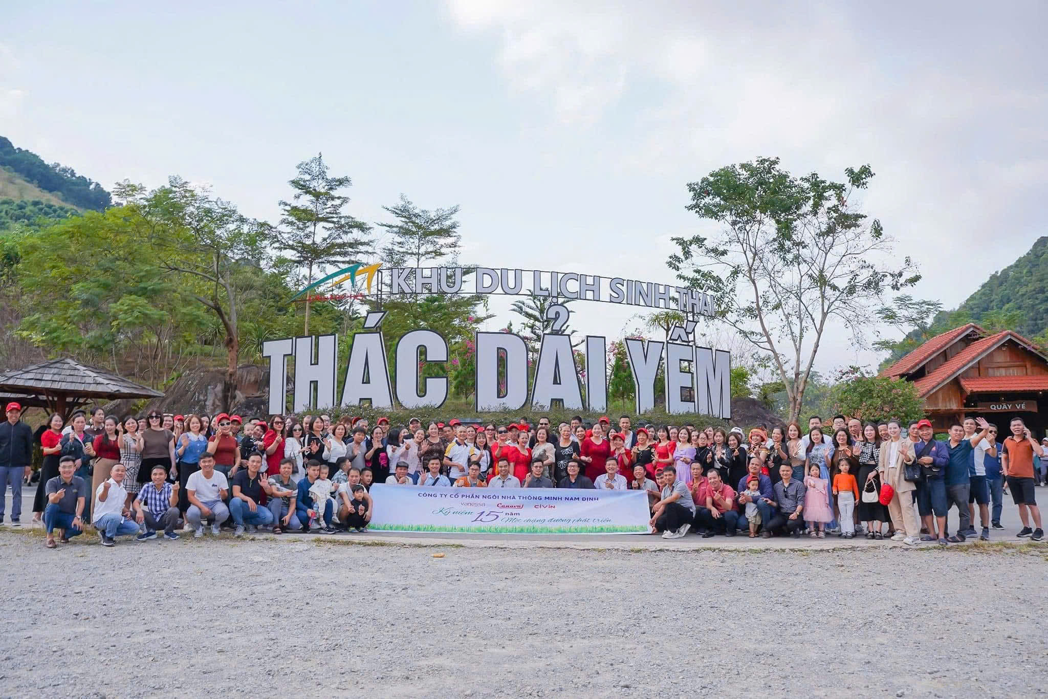 Gala Kỷ niệm 15 năm Công ty CP Ngôi Nhà Thông Minh Nam Định (Vanessa · Canaval · Civin) tại Thác Dải Yếm — hàng trăm đại lý gắn bó qua các năm.